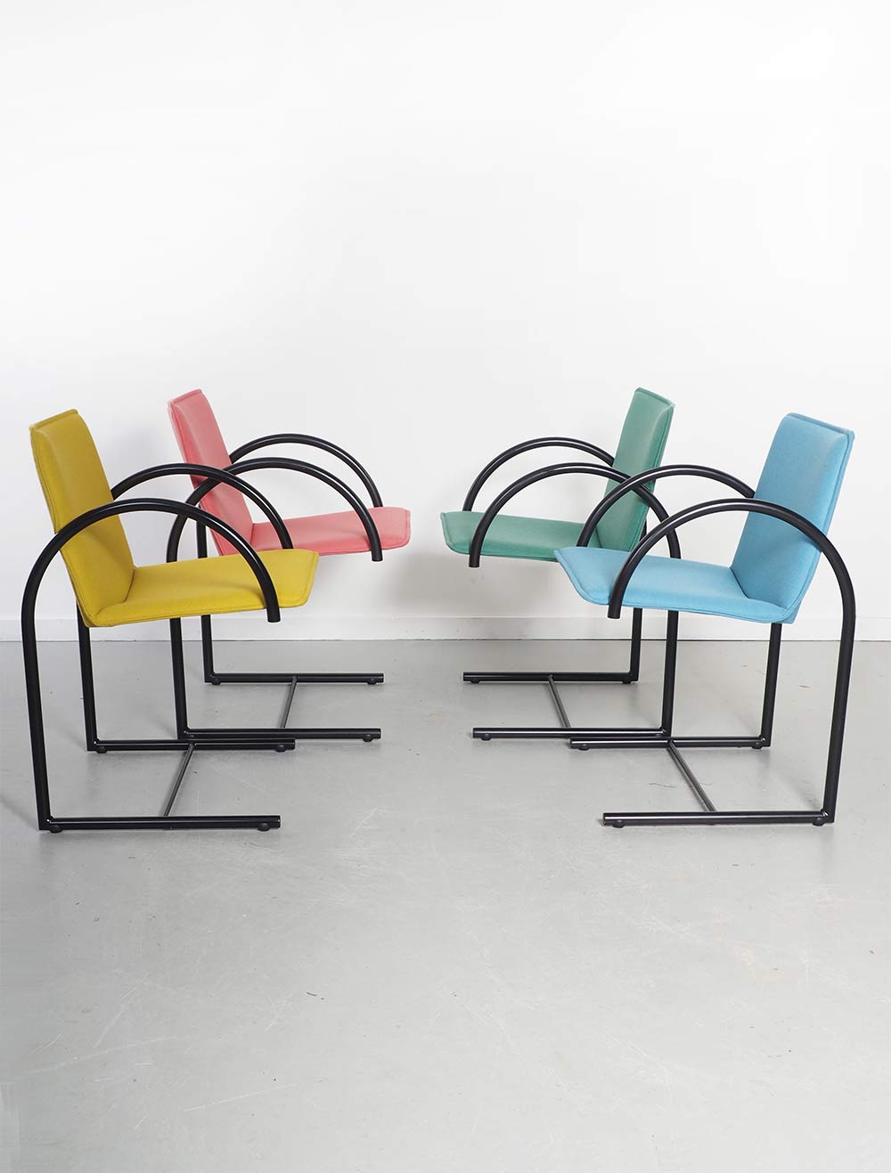 Geweldig Verantwoordelijk persoon schokkend Set kleurrijke Cirkel stoelen - Boonzaaijer en Mazairac - VAEN